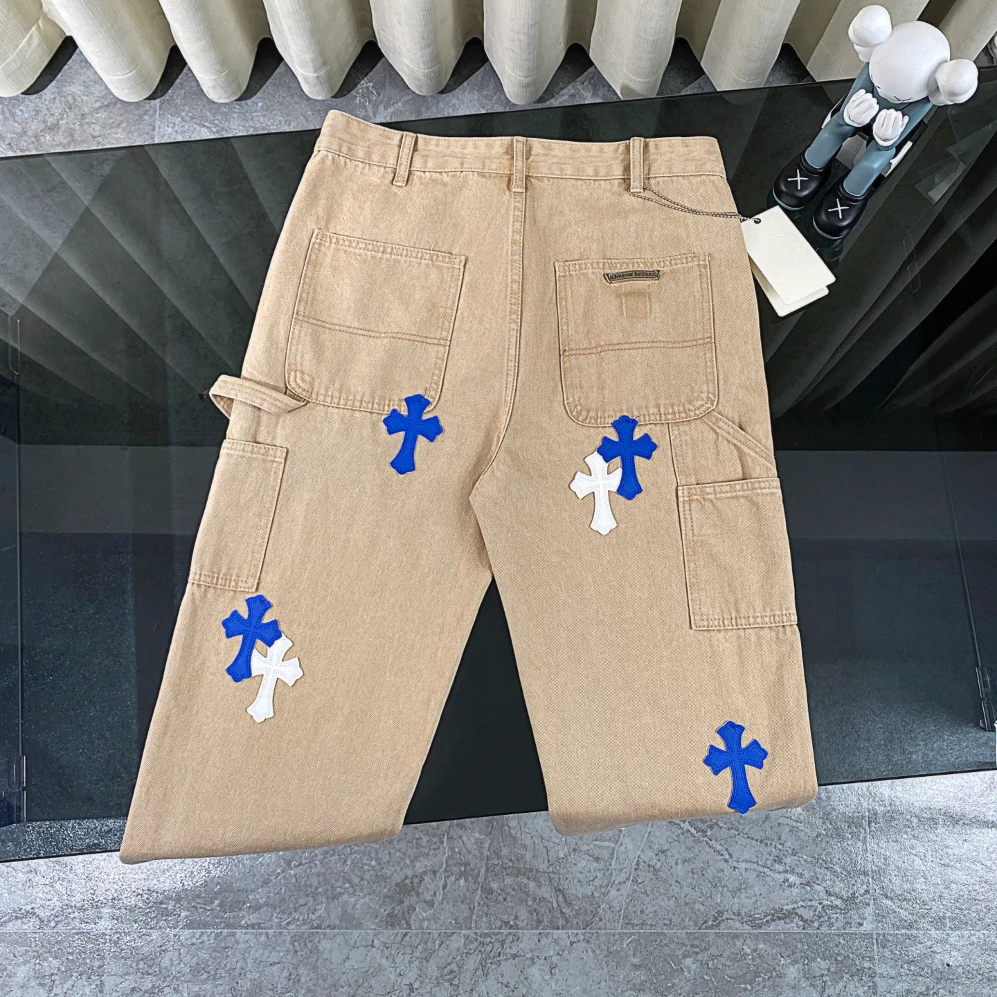 P270 CH Chromehearts limited edition blue and white cross-patched leather work jeans and denim logging pants. The counter price is 34W level. The patch is decorated with cross flowers and washed jeans! ! An absolutely high-end luxury product, a 1.9W-level god-level single product, a super popular product, made by top heavy industry, a magic weapon that cannot be missed! [About Zangyin] This is an extremely luxurious fashion brand that can also be called the aristocracy of the high street. It has always been an exclusive brand for some hipsters or rich second generations. Compared with ordinary high streets, it is more luxurious and noble. Compared with luxury brands, it is more fashionable and individual. It has always been a brand that I have a special liking for. [Top heavy industry fashion design] Consistently high-street luxury style. Speaking of this style, the Zangyin family and GU family are definitely the leading representative brands. Especially the Zangyin family has really achieved a state-of-the-art effect in creating high-street style. The unique washed material is used to create this style. The color system is already quite eye-catching. After it is decorated with patchwork cross flowers, it cleverly highlights the charm of the brand. Secondly, this style uses classic The high-waist cutting design highlights the long legs and fashionable temperament of the upper body. The brand is highly recognizable and the slim fit configuration is more suitable for daily wear. It is a product that interprets personality, fashion, and specifications at a glance. This single product is enough to make any fan excited. It can be a white T-shirt for a youthful college style, or a tight suspender for a royal style. It has strong matching ability and can be easily controlled by men.  [Materials and craftsmanship] Needless to say, this point goes without saying. As an excellent craftsman brand, Zangyin’s requirements for details and craftsmanship are really perfect. The washed color of this model has gone through so many processes, not to mention the embellishment of denim appliques. It is also purely hand-made and sewn. Just like what they believe in, only hand-made things have soul and have the meaning of wear. A top-notch heavy-duty fashionable denim item, I look forward to your perfect interpretation! !  Color: Khaki Size: 30-36